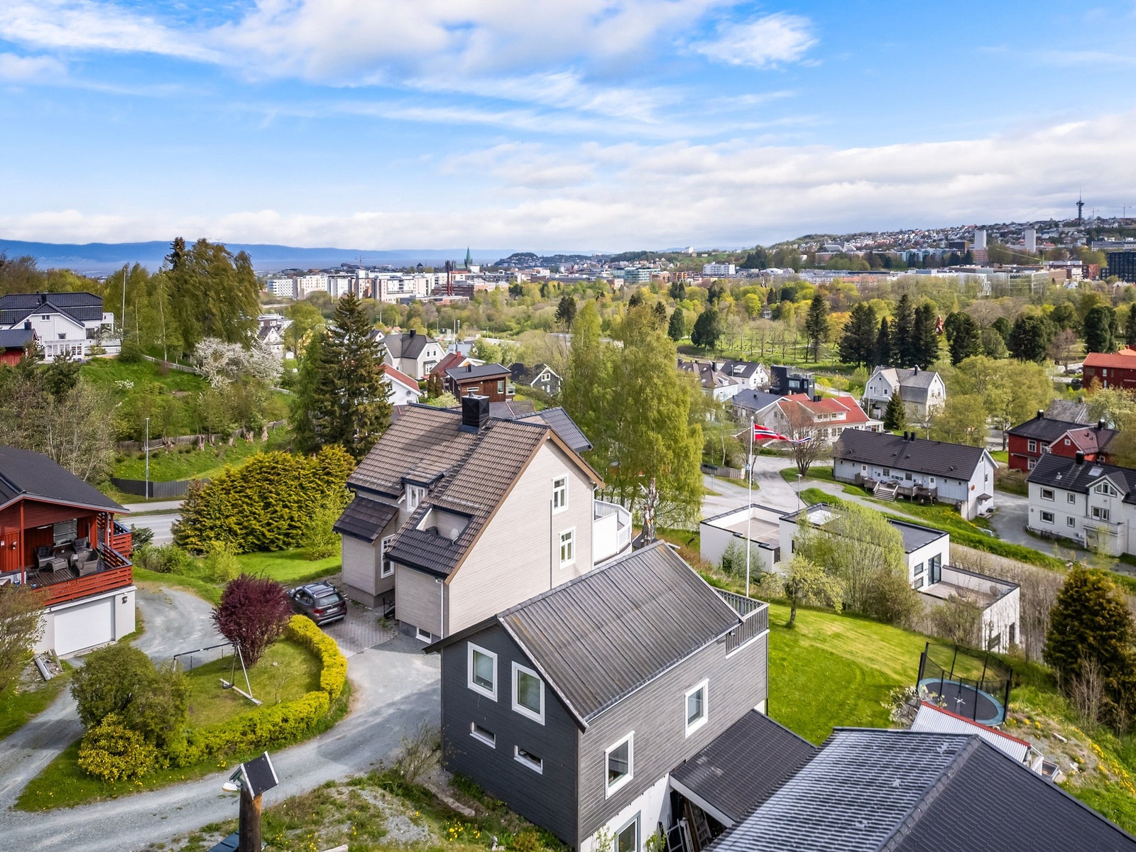Eiendommen sokner til Åsveien barneskole og Sverresborg ungdomsskole. Galleribilde