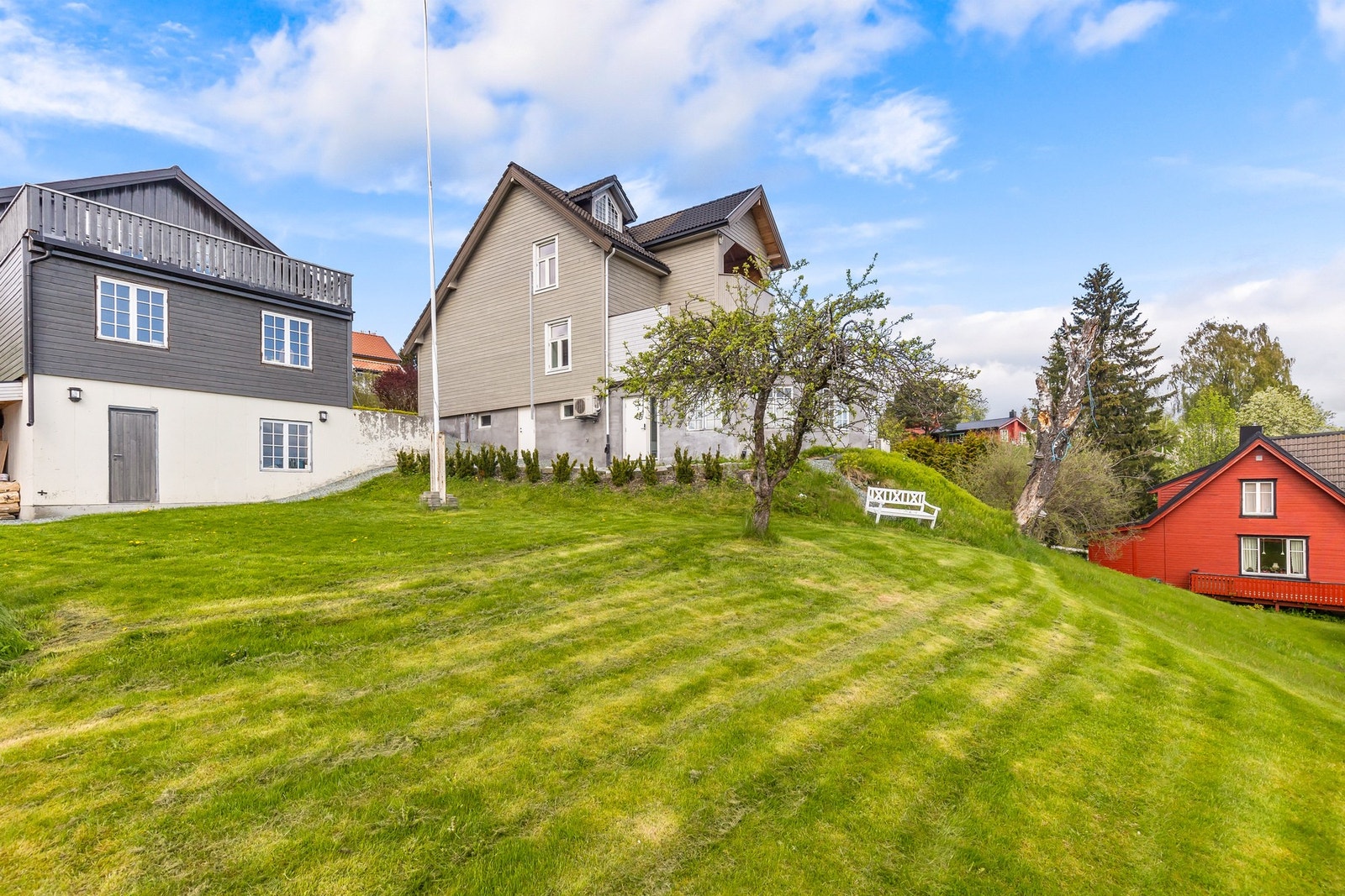 Hybelhuset (4E) ble oppgradert med ny kledning og delvis nye vindu i 2014. Galleribilde