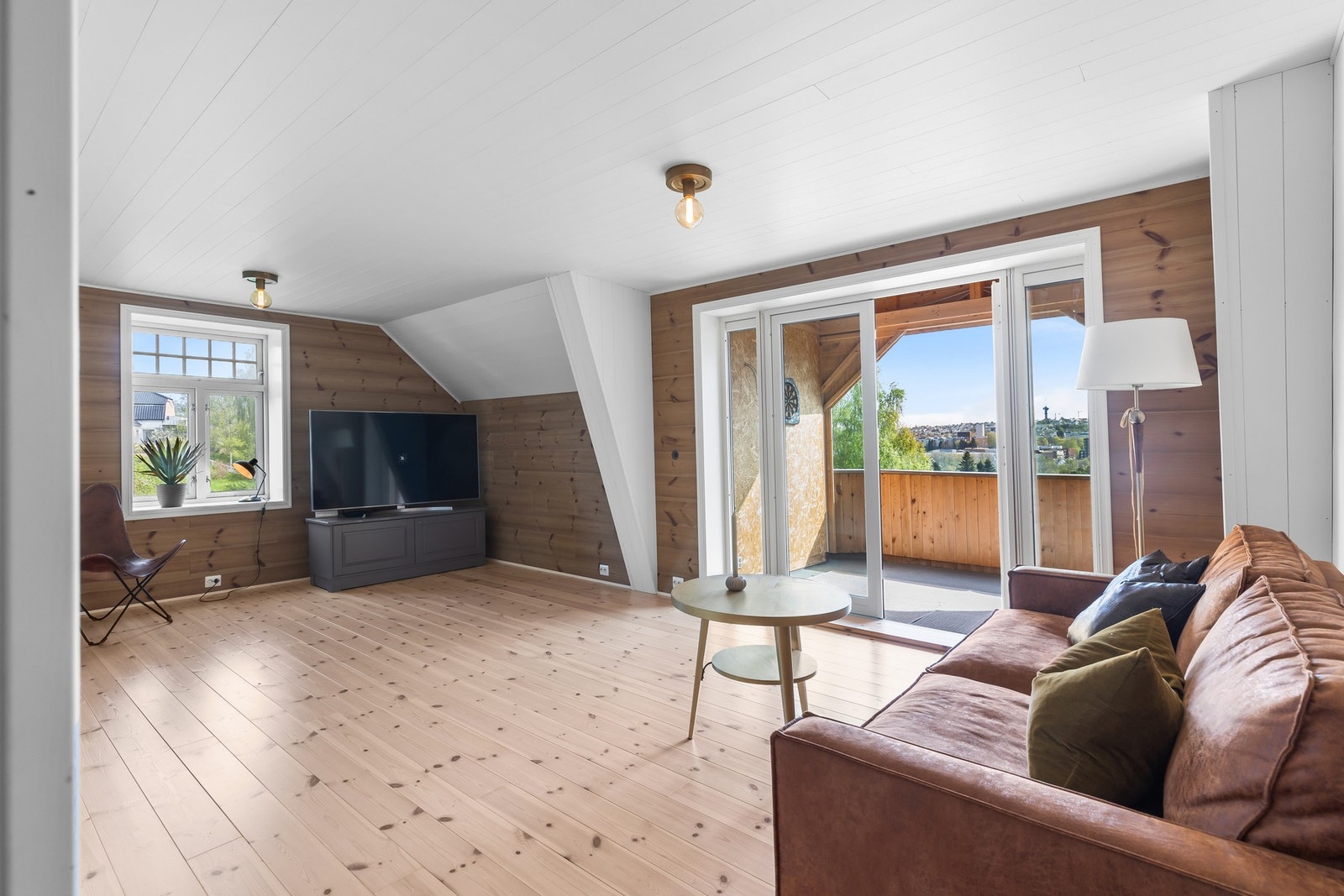 Boligens 2. etasje byr på ei flott loftstue på hele 23 kvm. Galleribilde