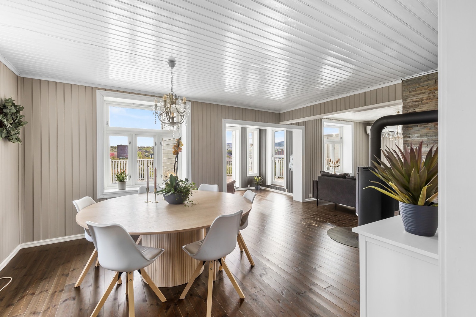 Stua er på totalt 42 kvm, fordelt med sofakrok, spisestue og en god lesekrok med lenestoler. Galleribilde