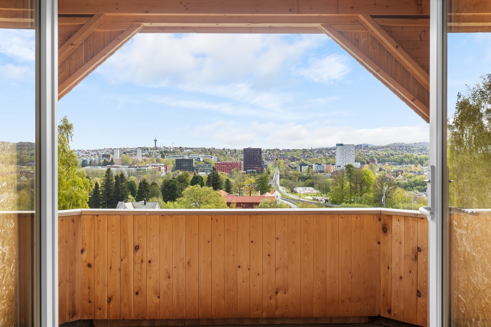 Fra loftstua er det utgang til balkong med takoverbygg, og flere gode bruksmuligheter. Galleribilde