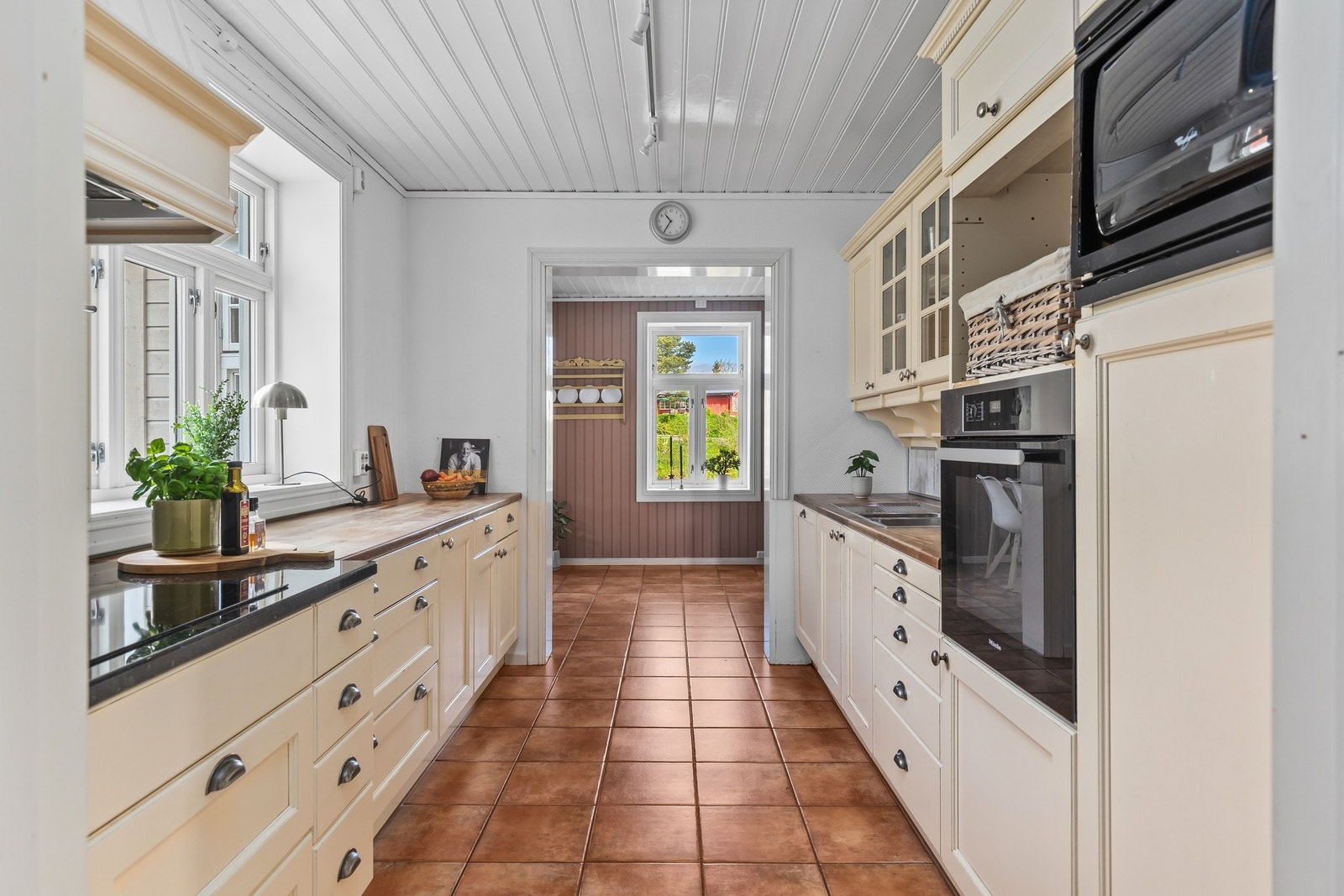 Her er det integrert platetopp, stekeovn, mikroovn, oppvaskmaskin og kjøleskap. Galleribilde