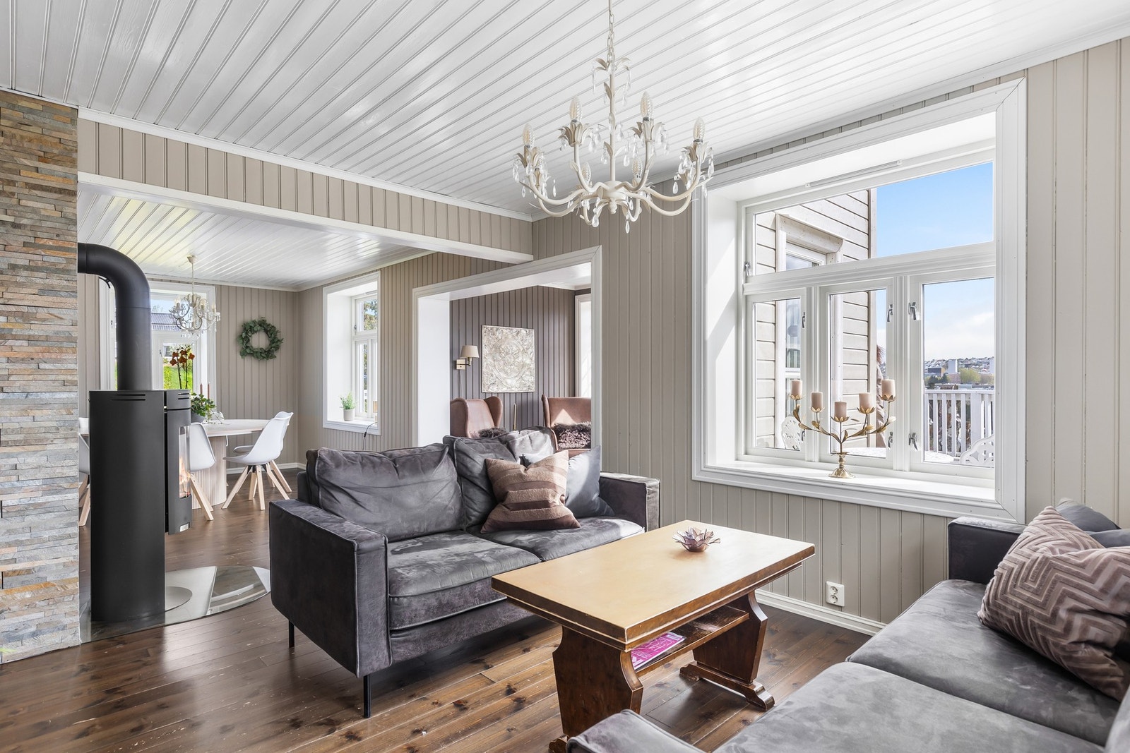 Tradisjonelle vindu, dype vinduskarmer og solid listverk setter et godt preg på eiendommens karakter. Galleribilde