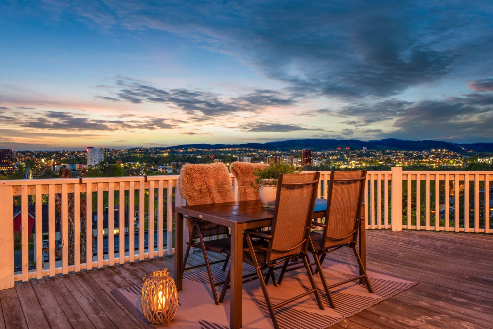 Med utgang fra stua, er terrassen ca. 40 kvm, med fantastisk utsikt og gode solforhold gjennom hele dagen. Galleribilde