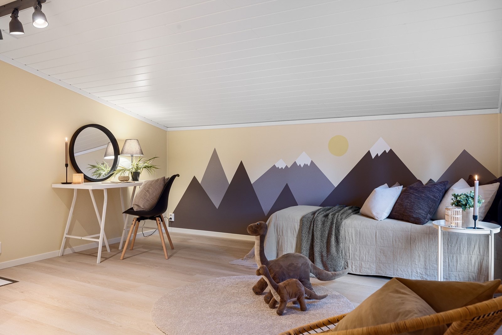 Soverommet har nyere enstavs gulv, glatte malte overflater og skjult elektrisk anlegg. Galleribilde