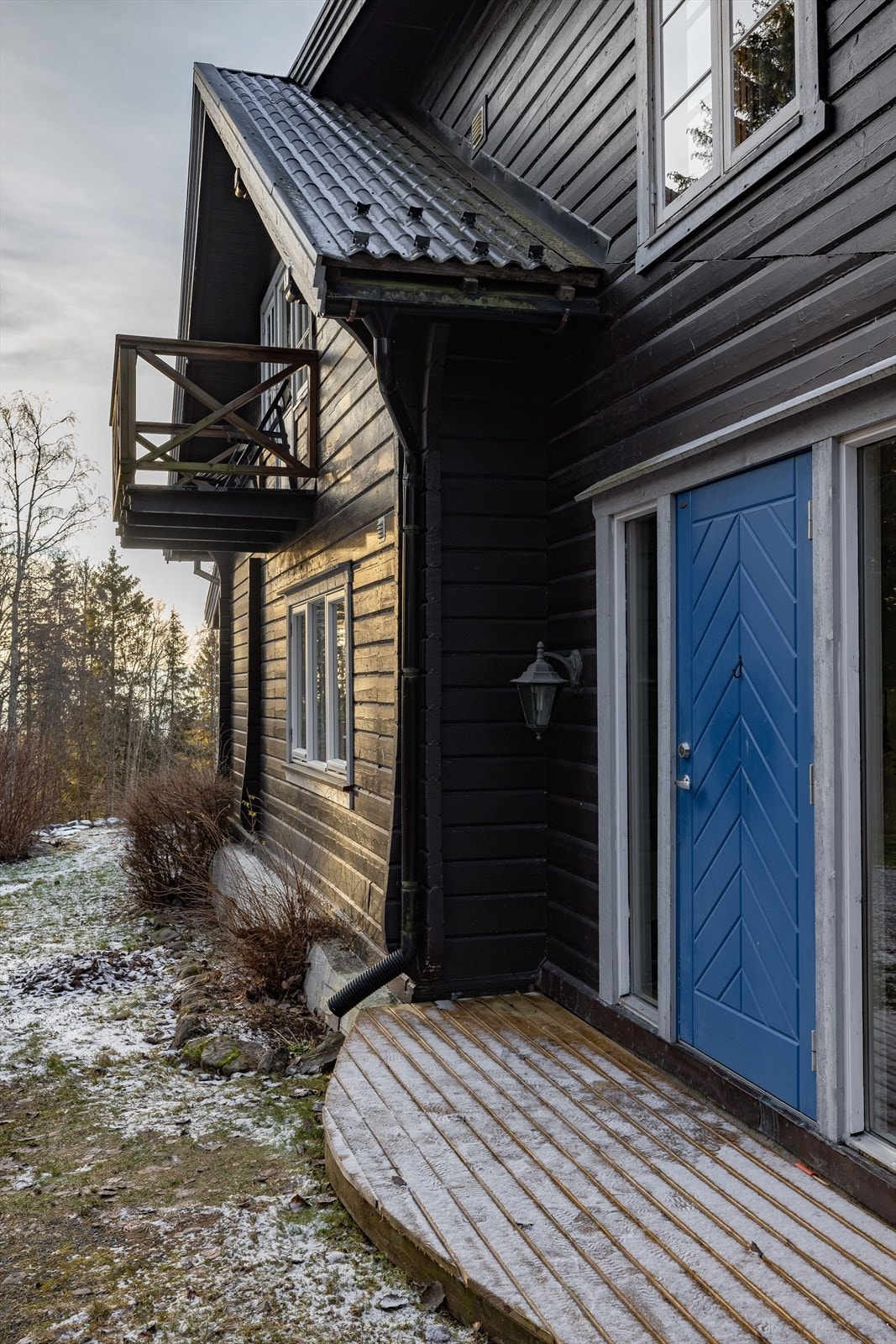 Du ønskes velkommen inn via et hyggelig inngangsparti med impregnert platting. Galleribilde