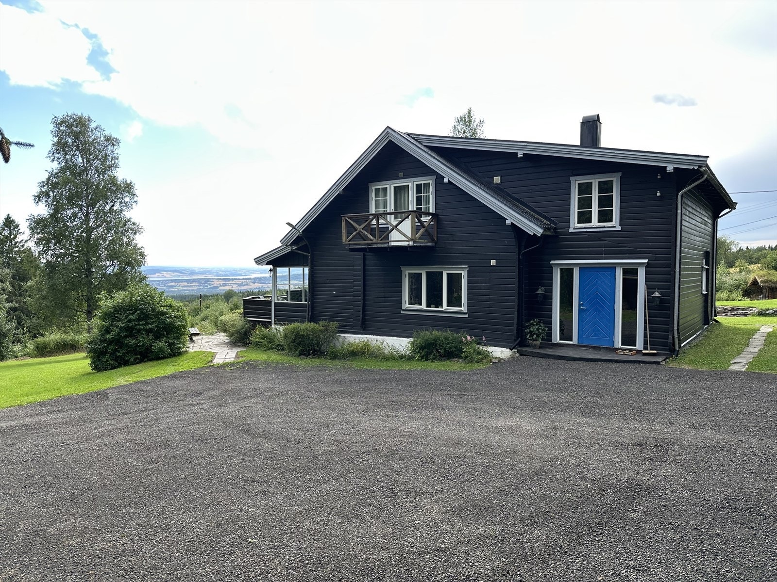 Eldre enebolig fra 1920 som ble tilbygget på 1950/60-tallet og på 1990-tallet. Galleribilde