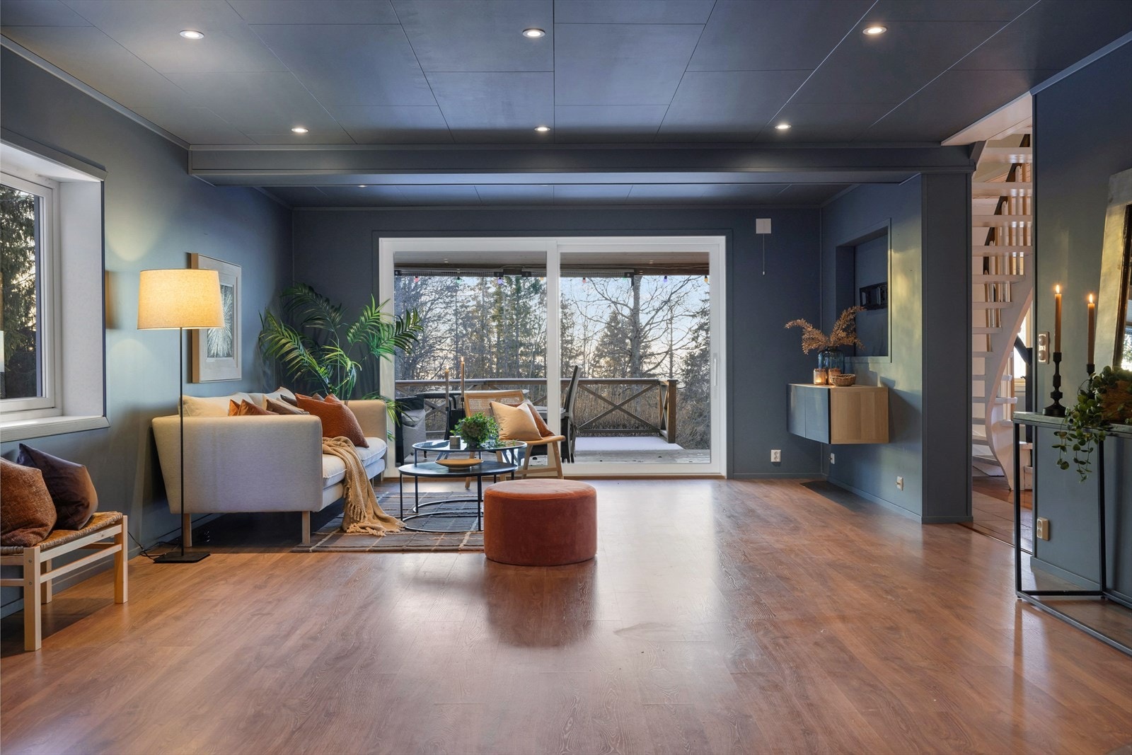 Stuen har store vindusflater mot to ulike himmelretninger som sørger for rikelig med naturlig lys. Galleribilde