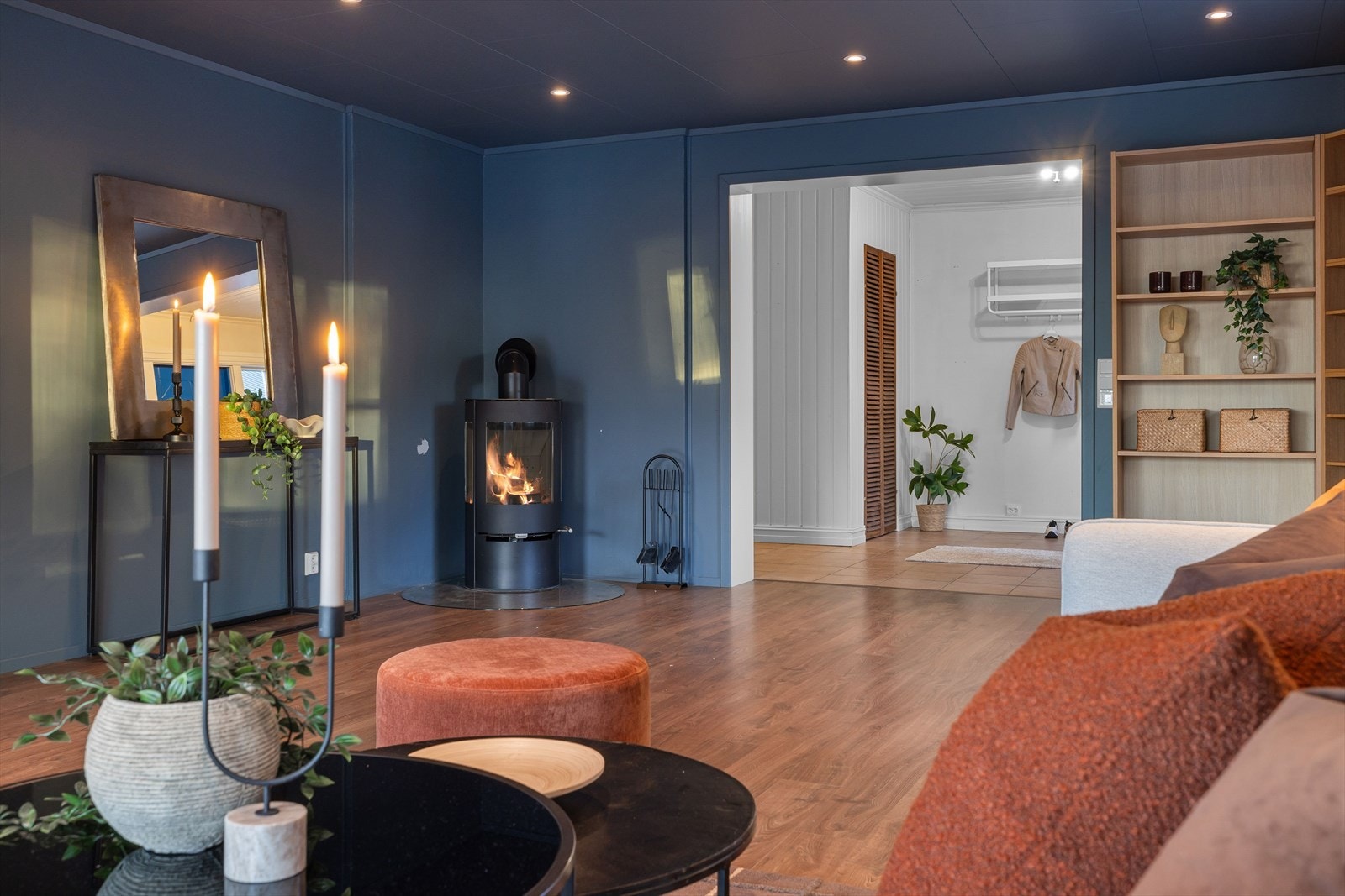 I hjørnet av stuen har du en moderne vedovn fra 2020 som både gir god varme og bidrar til ekstra hygge. Galleribilde