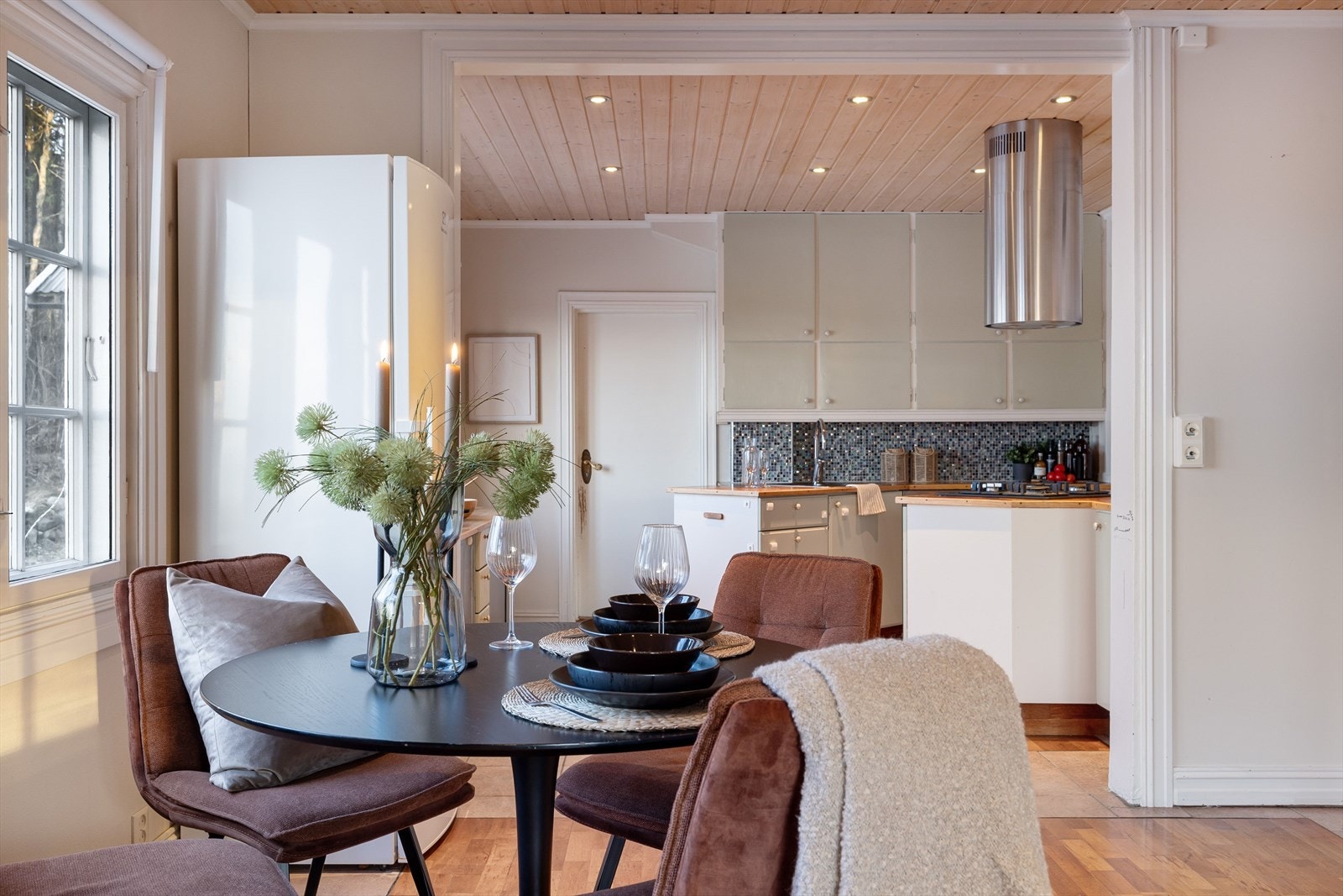 Spisestuen ligger i en fin og sosial åpen løsning med kjøkkenet. Galleribilde