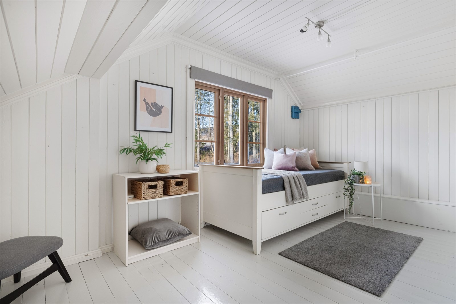 Soverommet har malte tregulv og lysmalt panel på veggene. Galleribilde