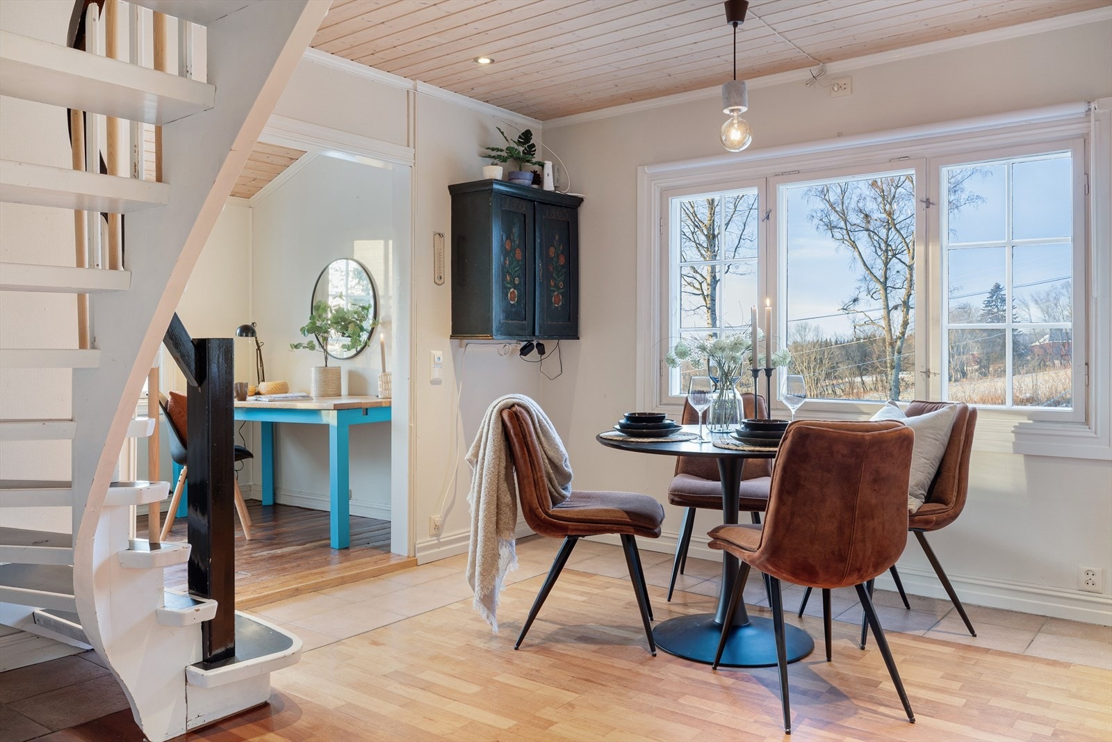 Spisestuen ligger i naturlig tilknytning til kjøkkenet, samt i en fin delvis åpen løsning med kontoret. Galleribilde