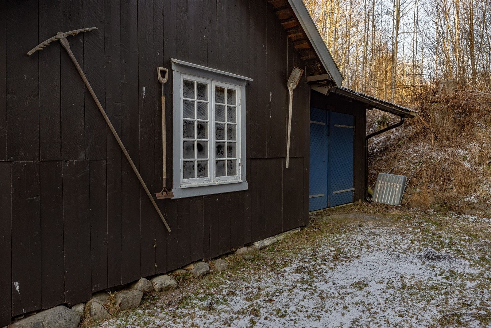 Eldre uthus generelt med preg etter aldersforvitring og noe manglende vedlikehold. Galleribilde