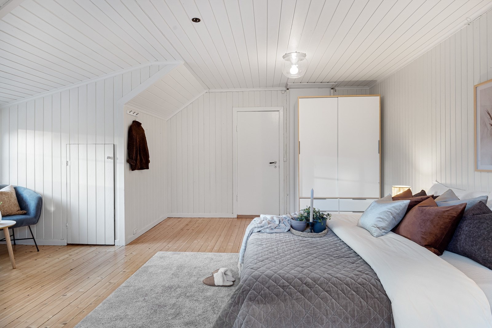 På soverommet er det naturlig plass til stor dobbeltseng med tilhørende nattbord, samt oppbevaringsplass i medfølgende garderobeskap. Galleribilde