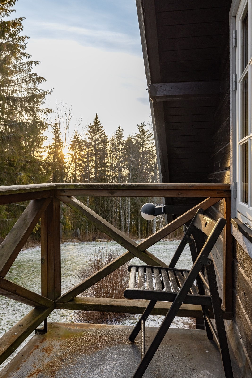 Fra soverommet er det utgang til en østvendt luftebalkong på ca. 2m². Galleribilde