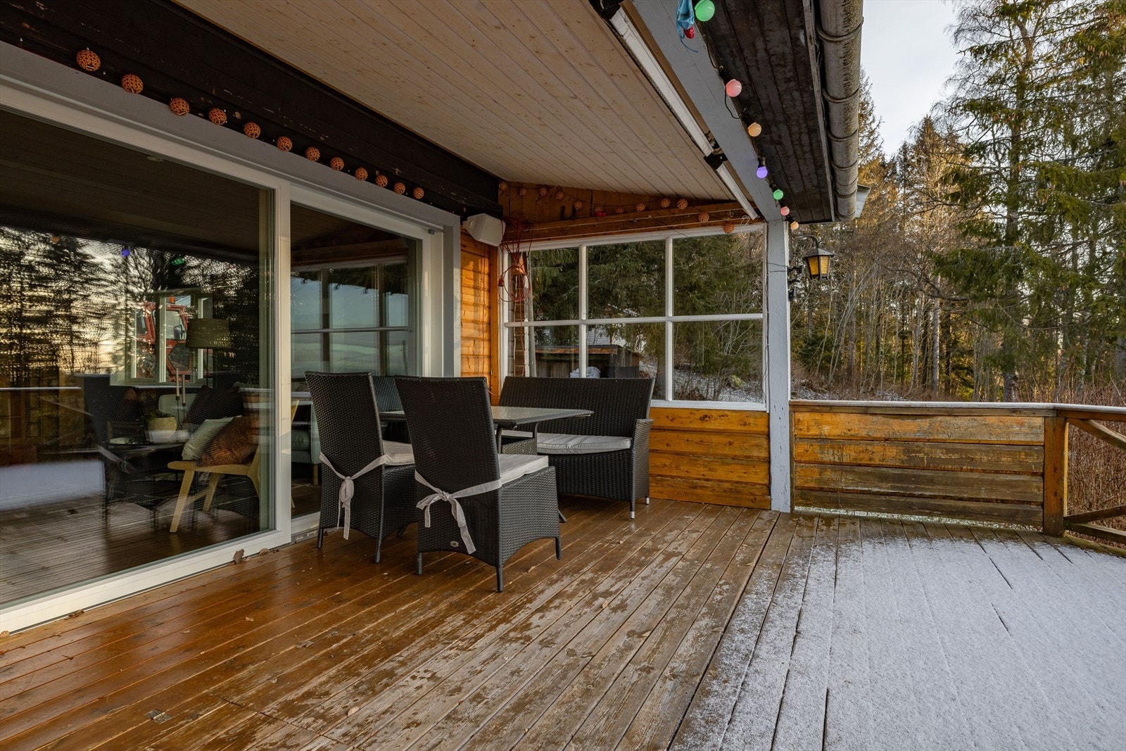 Terrassen er delvis overbygget, har terrassebord på gulv og god plass til sittegrupper etter eget ønske og behov. Det er også montert varmelamper. Galleribilde