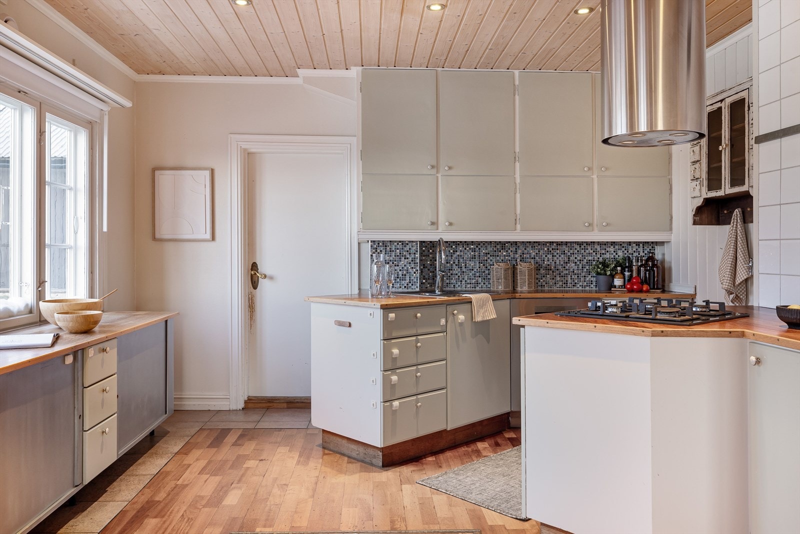 Eldre kjøkkeninnredning med god skap- og benkeplass. Galleribilde