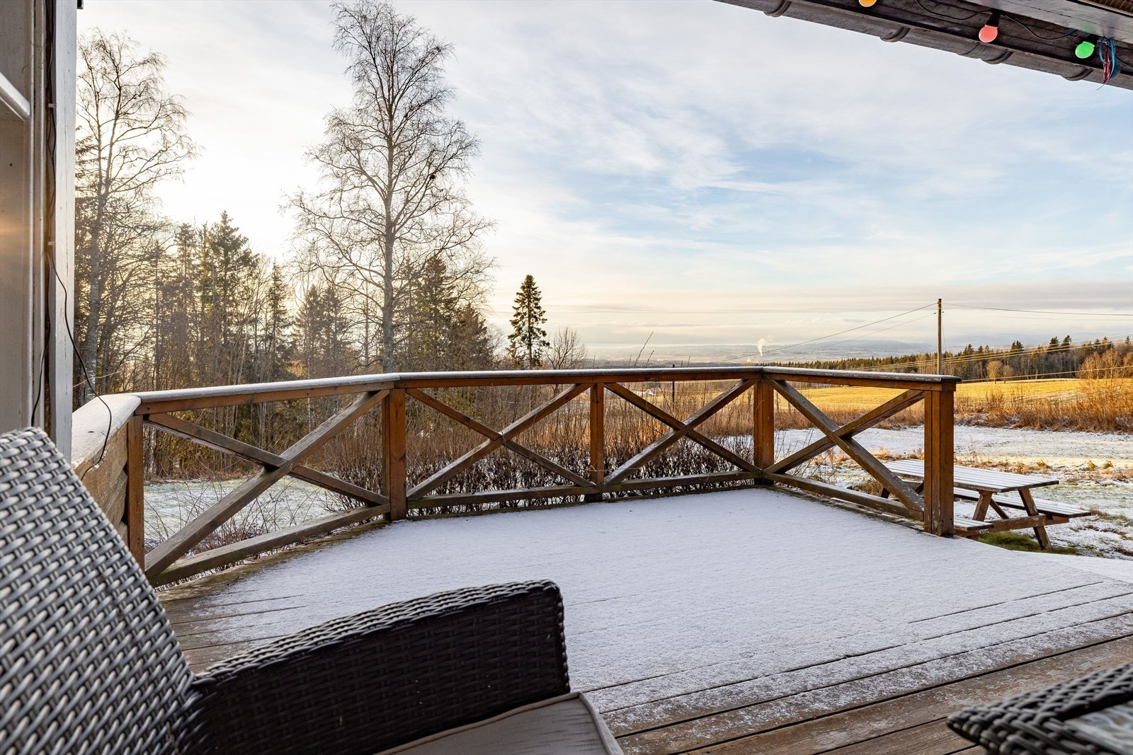 Fra stuen har du utgang til en solrik sydvendt terrasse på ca. 19m². Beliggenheten mot syd sørger for gode solforhold. Galleribilde