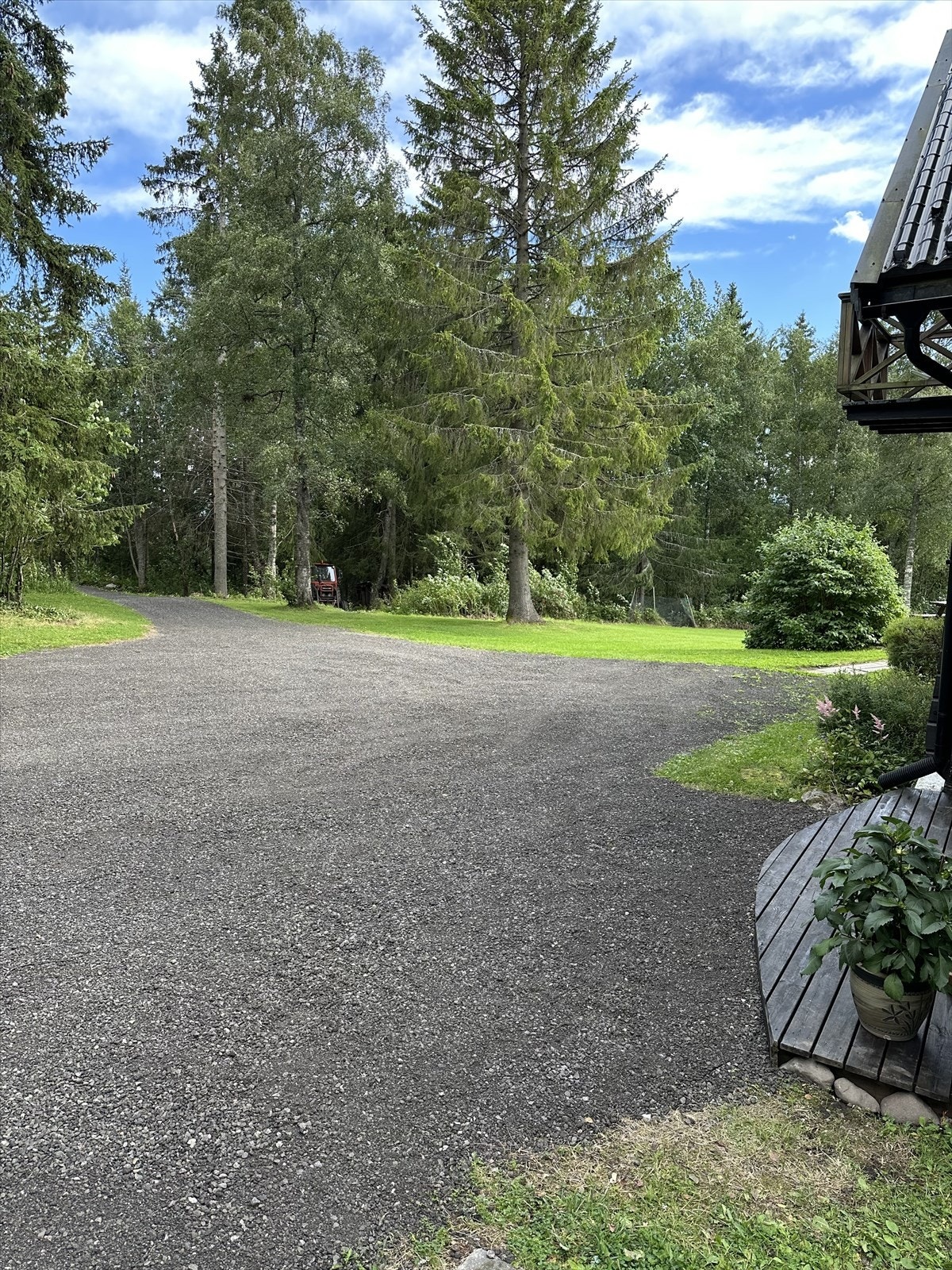 Stor gårdsplass med en dobbeltgarasje fra 1997 på ca. 48m². Galleribilde