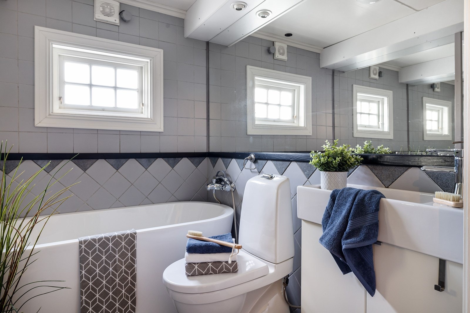 Baderommet er utstyrt med servantskap, badekar og gulvstående toalett. Galleribilde