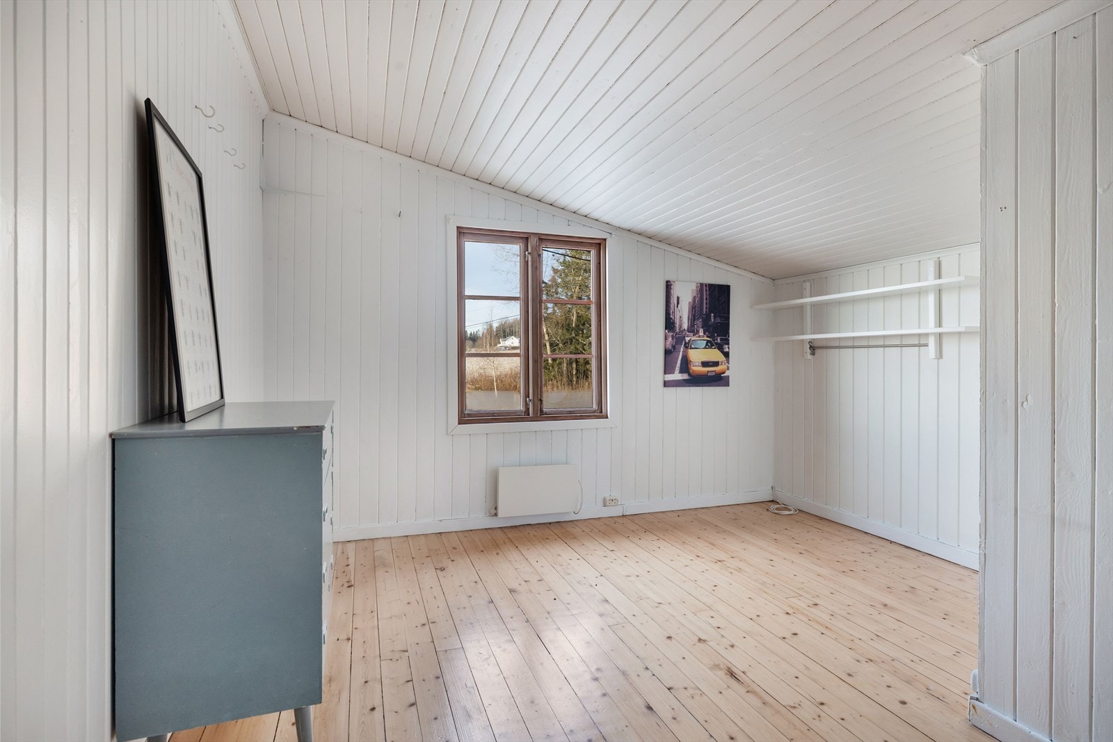 Soverom 4 har lyse originale tregulv og lysmalt panel på veggene. Galleribilde