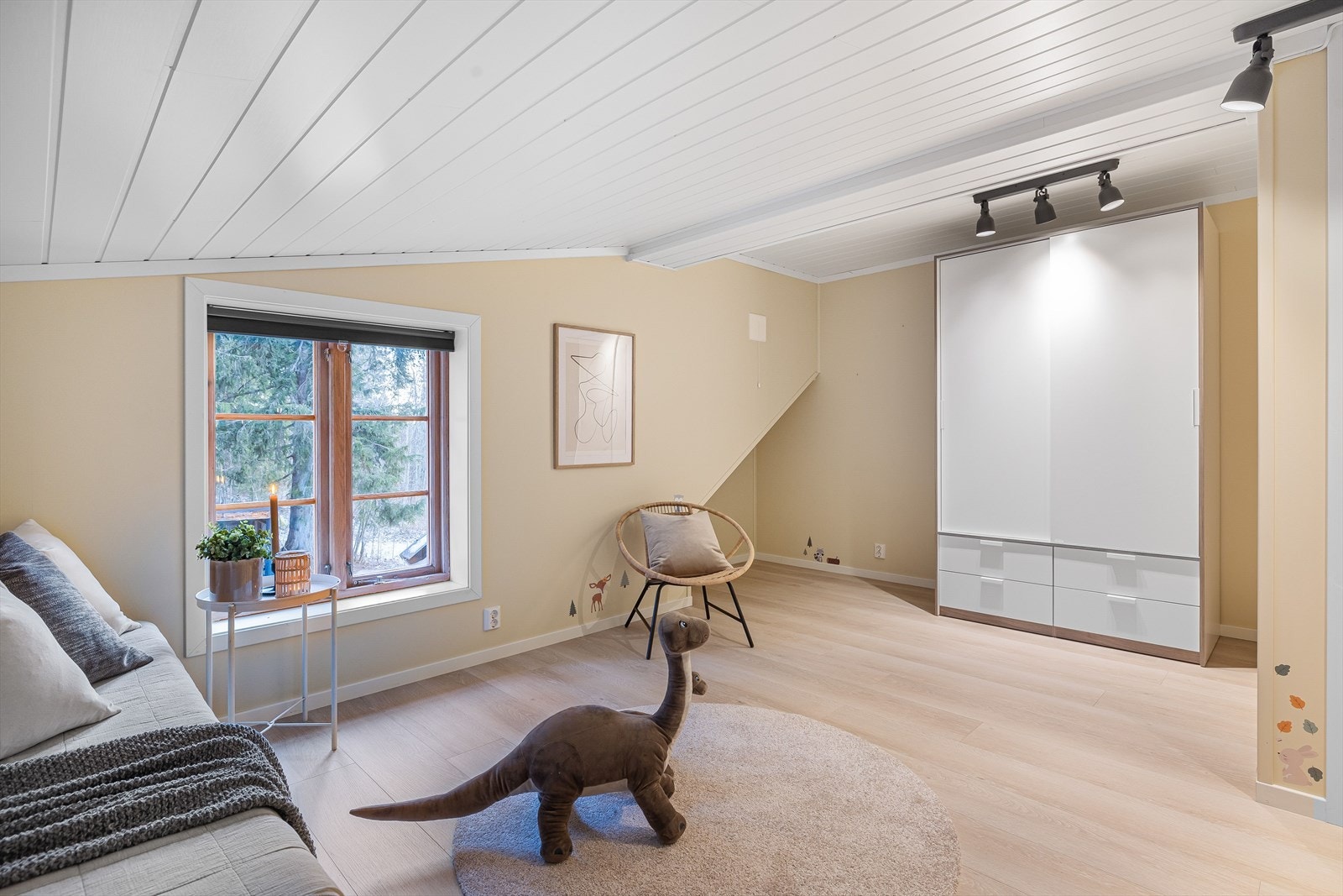 På soverommet har du plass til seng, kontorpult og oppbevaringsplass i medfølgende garderobeskap. Galleribilde