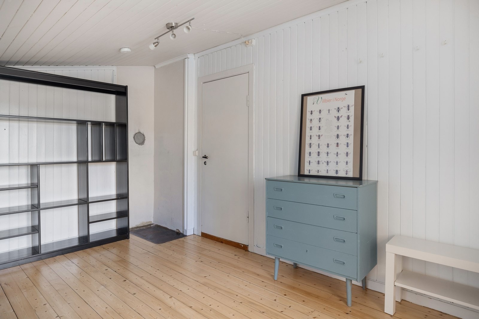 På soverommet er det plass til seng, kontorpult og garderobeløsninger. Det er også adkomst til et praktisk kott med lagringsmuligheter. Galleribilde