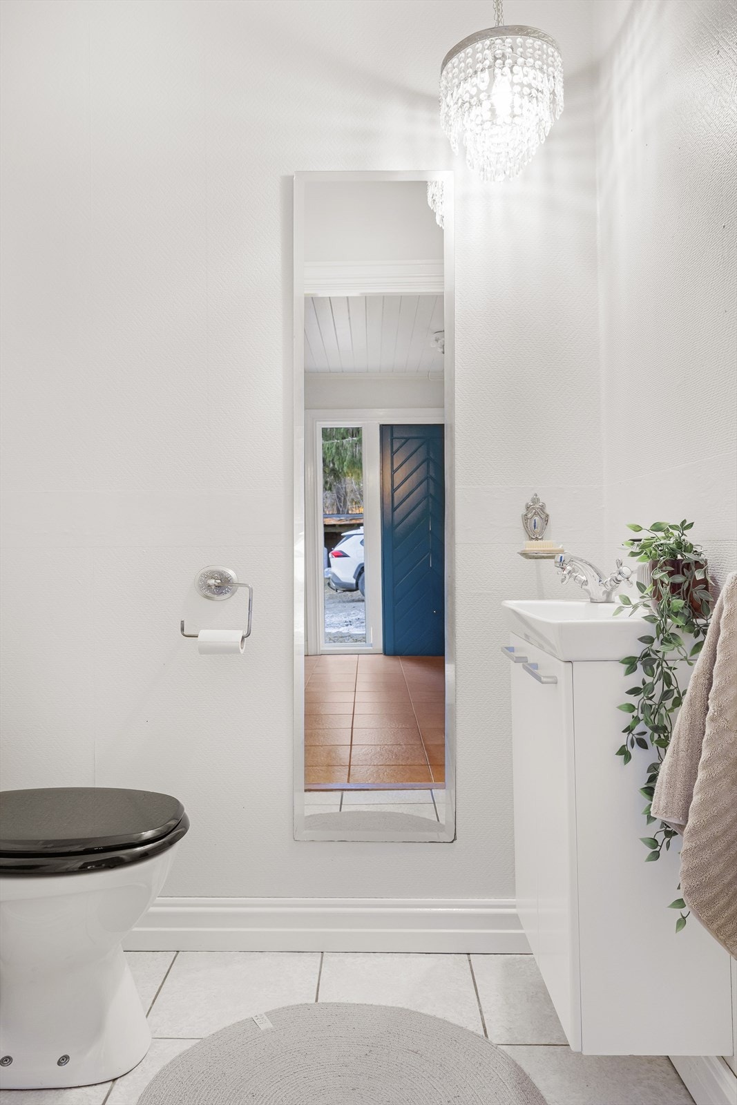 Fra entréen har du adkomst til et praktisk toalettrom med lyse fliser på gulv. Galleribilde