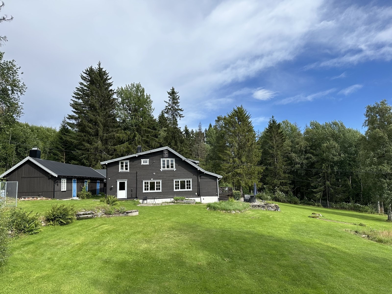 Tunet er bebygd med en eldre enebolig fra 1920 som fremstår som godt ivaretatt, en dobbeltgarasje fra 1997, et innholdsrikt uthus, en laftet lekestue og en gapahuk. Galleribilde
