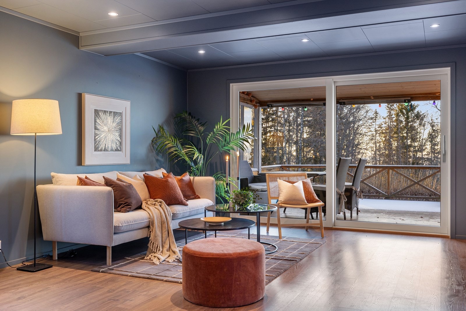 Stuen har god og moderne standard med pent enstavs gulv, overflater malt i en fin blåfarge og downligths i himlingen. Galleribilde