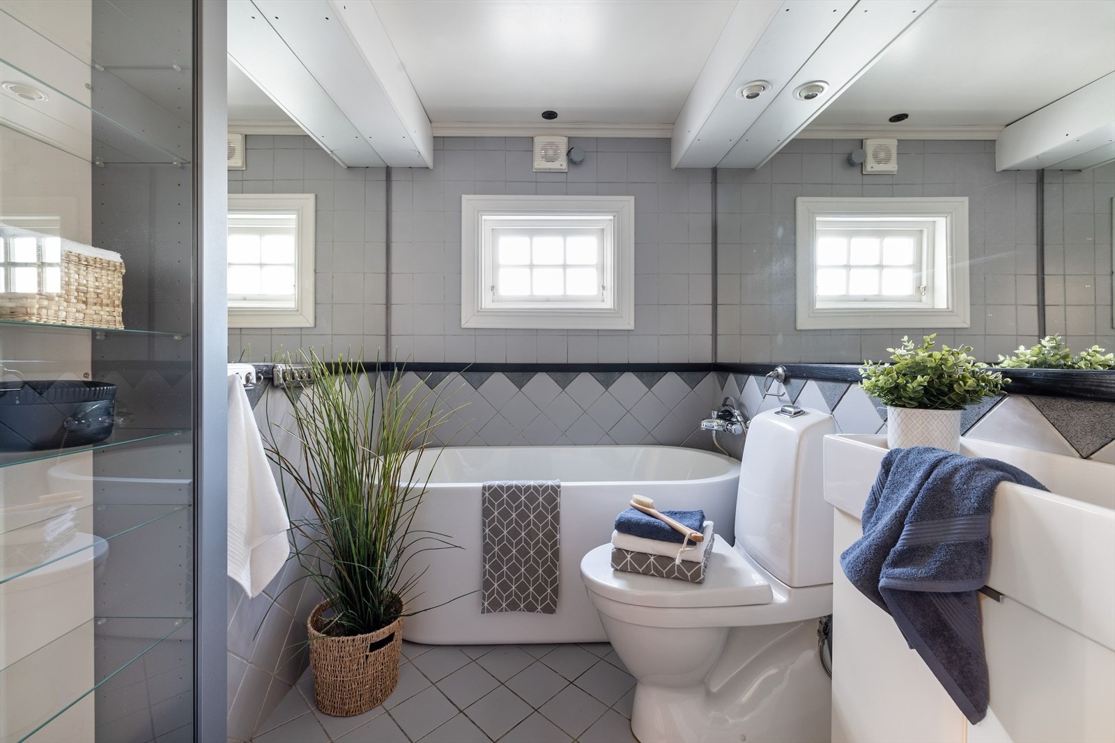 Eldre pent baderom i 2. etasje. Baderommet har flislagt gulv med gulvvarme, overflater med fliser og speil, samt elektrisk vifte. Galleribilde