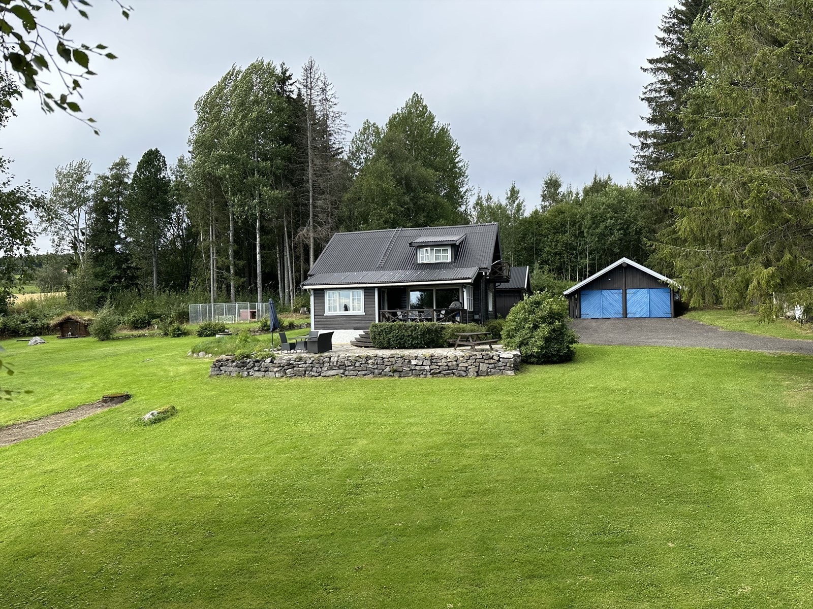 Stor og solrik hage som er pent opparbeidet med plen og diverse beplantning. Her er det god boltringsplass for både to- og firebeinte! Galleribilde