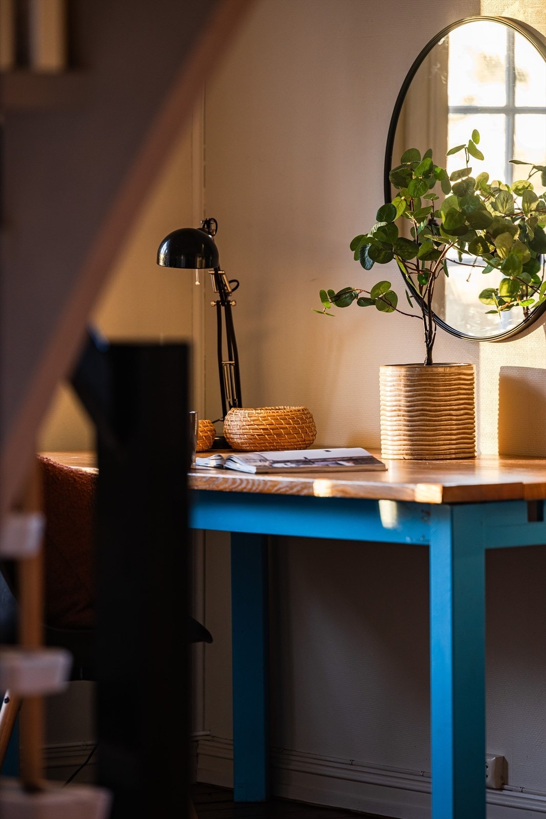 Rom innredet som et hyggelig kontor. Galleribilde