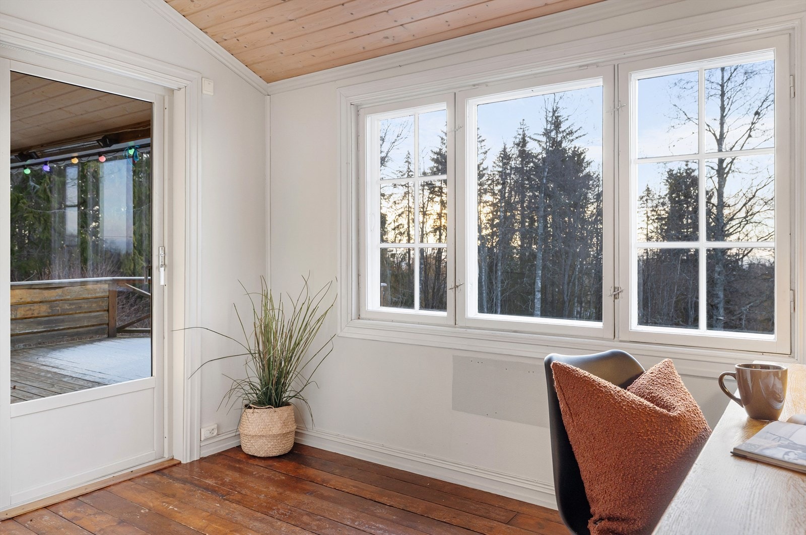 Kontoret har utgang til terrassen og kan også fungere som en hagestue om ønskelig. Galleribilde