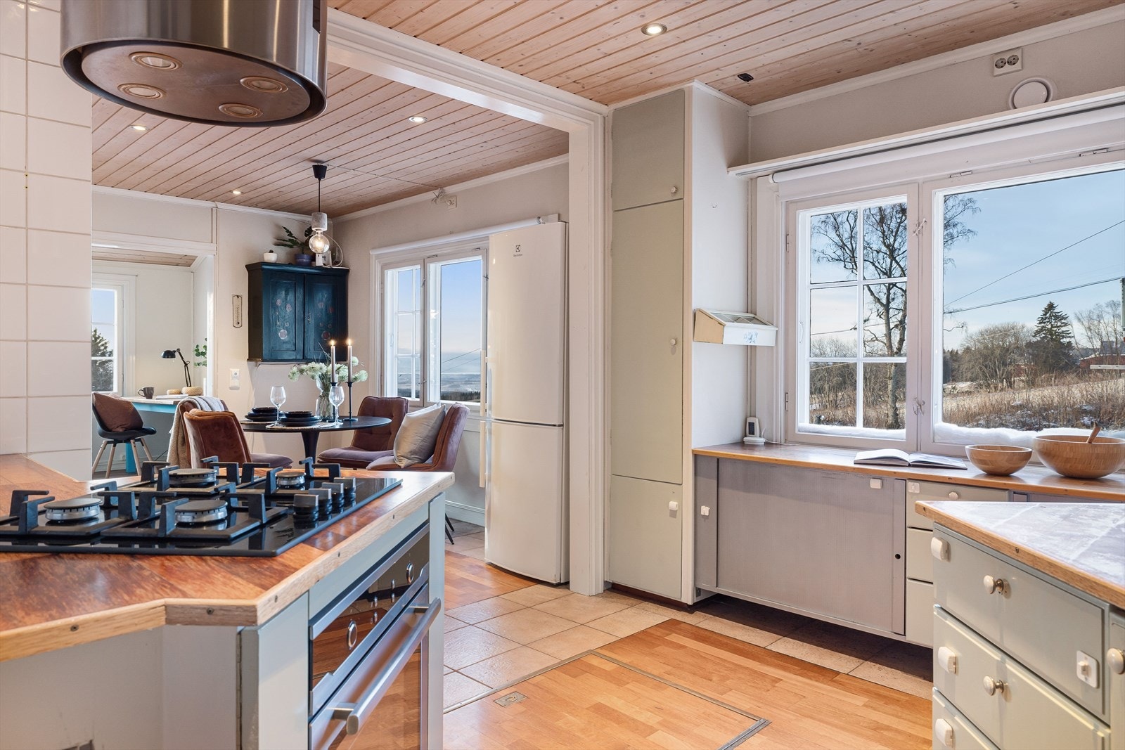 Kjøkkenet er utstyrt med integrert gasstopp og stekeovn, samt takhengt kjøkkenventilator. Galleribilde