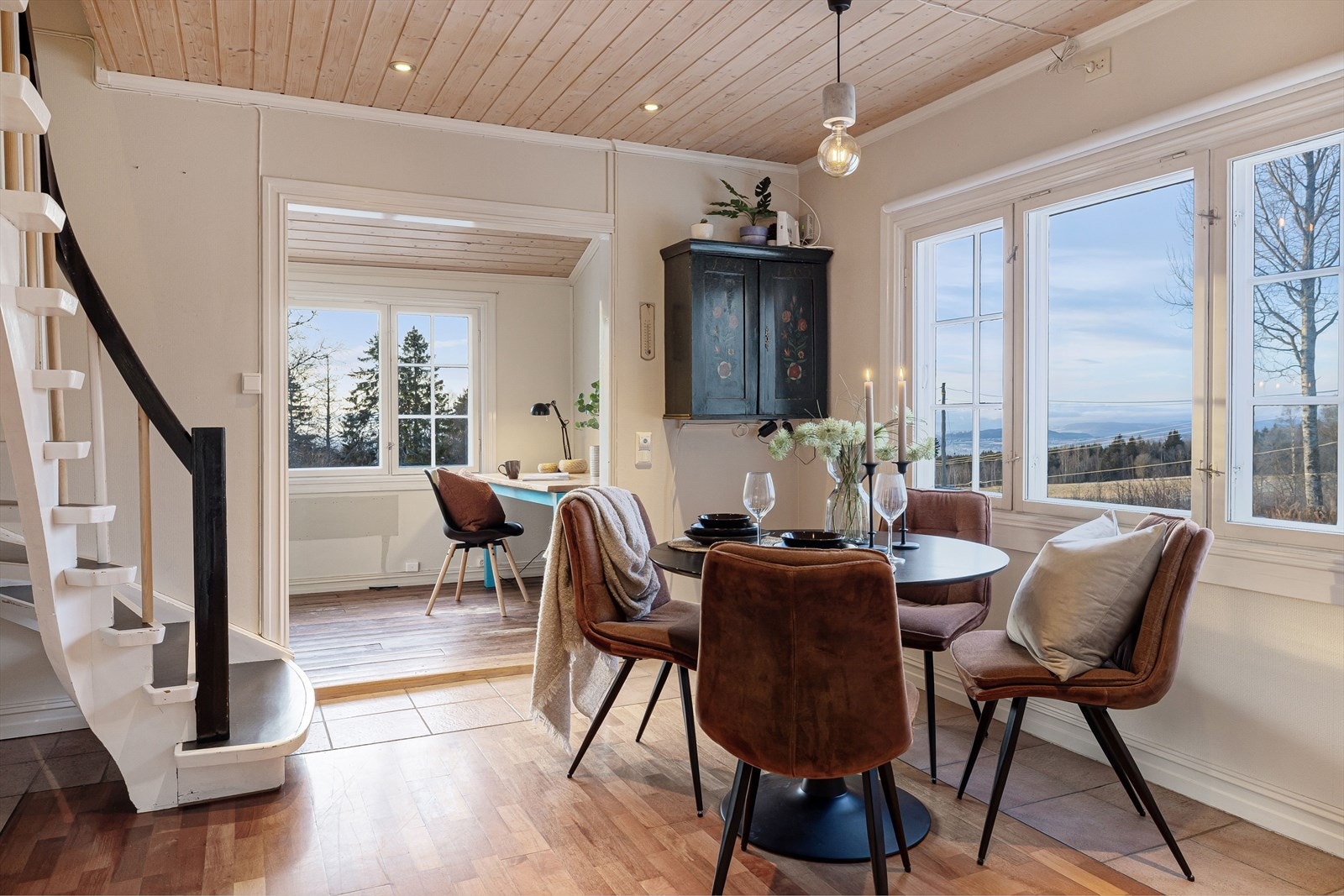 Spisestuen fungerer som et knutepunkt i boligen mellom stuen og kjøkkenet. Galleribilde