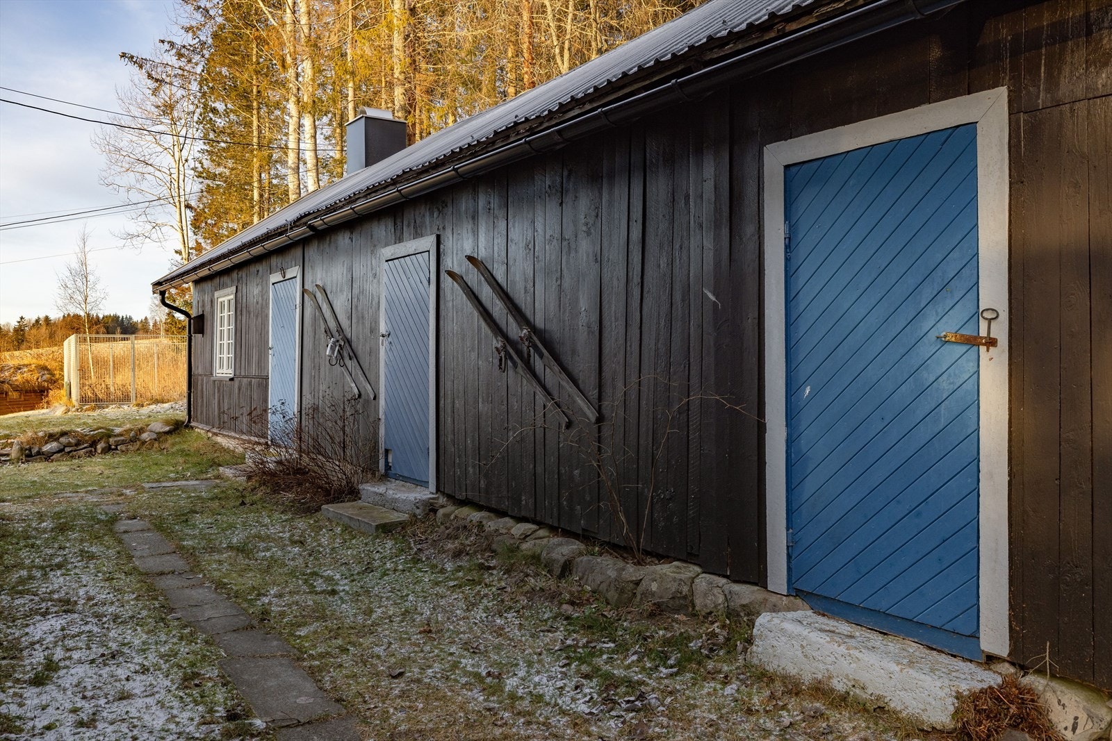 Eldre uthus på ca. 89m² som inneholder smørebod, utedo/vedskjul, garasje, hobbyrom, stue og lagerbod. Galleribilde