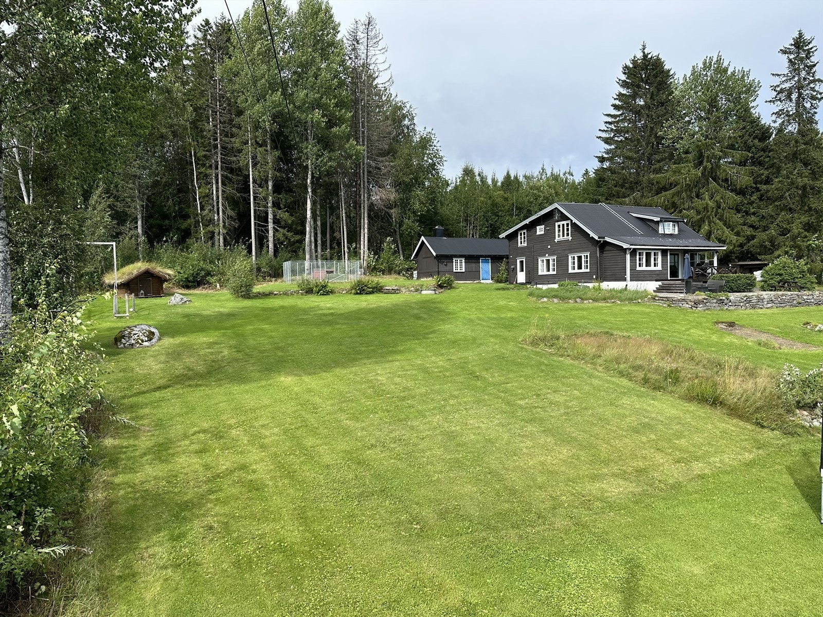 Småbruket "Skogro" består av ca. 9,9 daa produktiv skog (høy bonitet) og et hyggelig tun på ca. 2,4 daa. Galleribilde