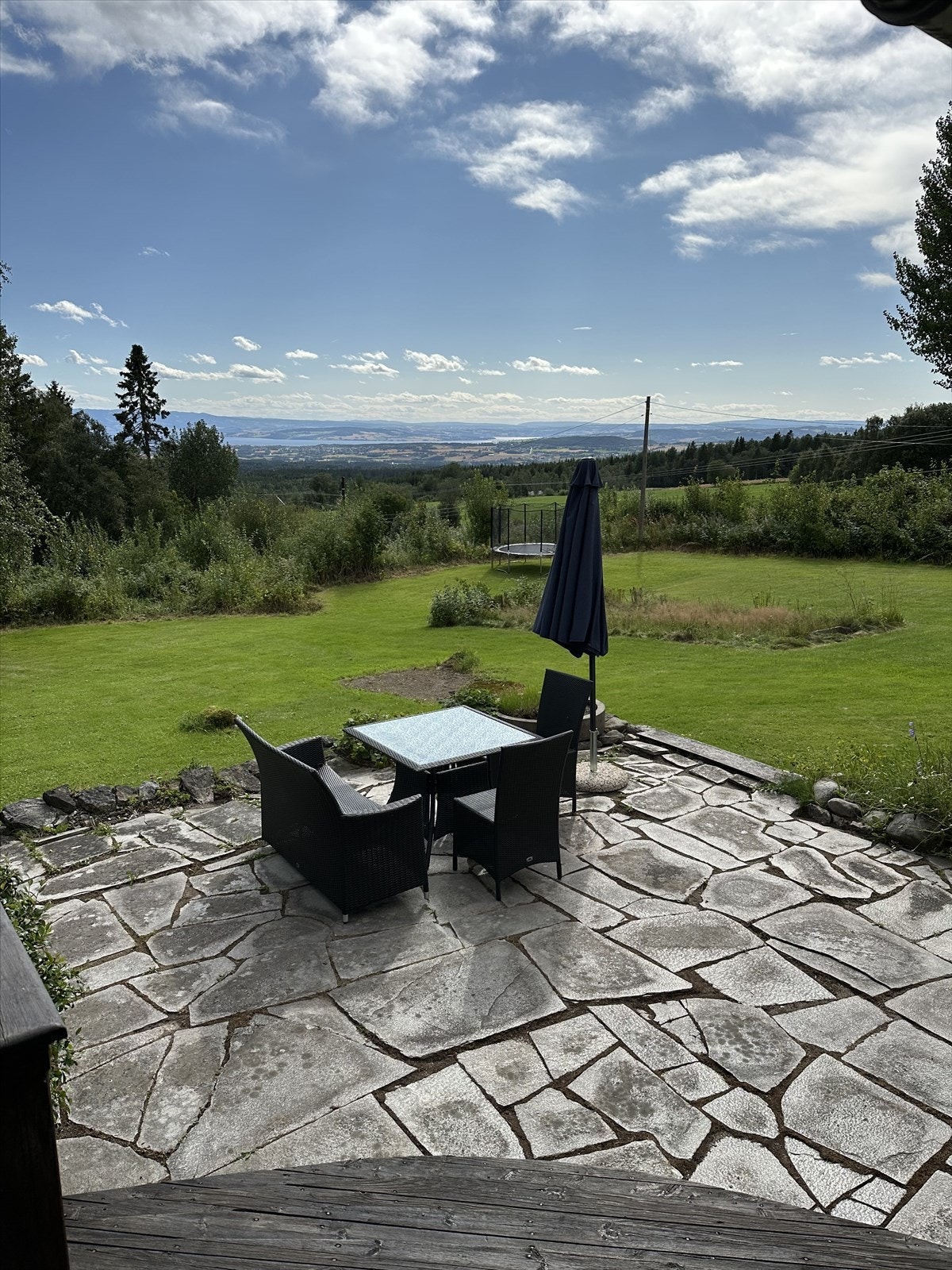 Solrik beliggenhet mot syd og nydelig utsikt over Hamar og Mjøsa. Galleribilde