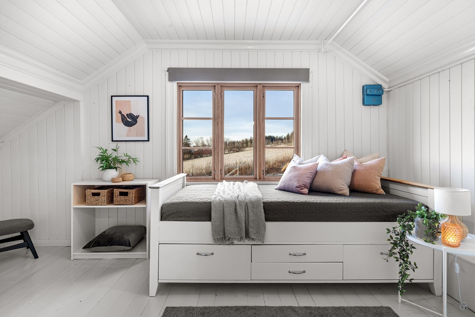 Soverom 2 har stor klassisk vindusflate med fint og landling utsyn. Galleribilde