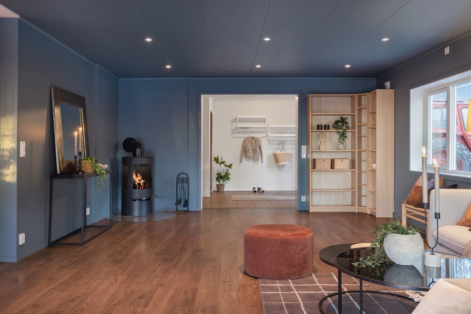 Fra entréen kommer du videre inn til stuen som er det naturlige oppholdsrommet, og er et stort og fint rom. Galleribilde