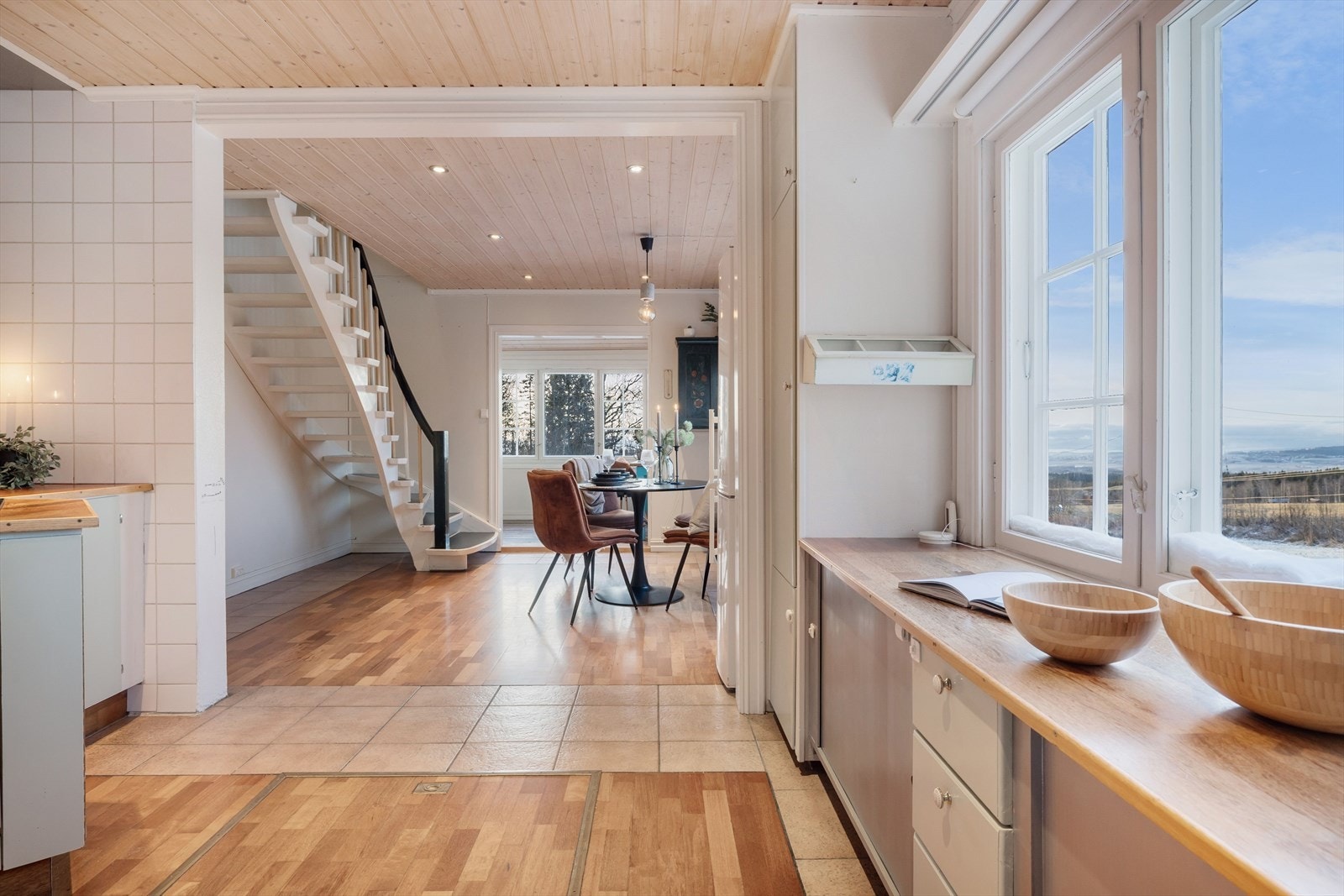 Kjøkkengulvet har kjellerluke ned til kjellerrom uten måleverdig areal (ca.areal: 5 m²). Trykktank fra 2016, vannpumpe og kalkfilteranlegg er montert i kjellerrom under kjøkkendel. Galleribilde