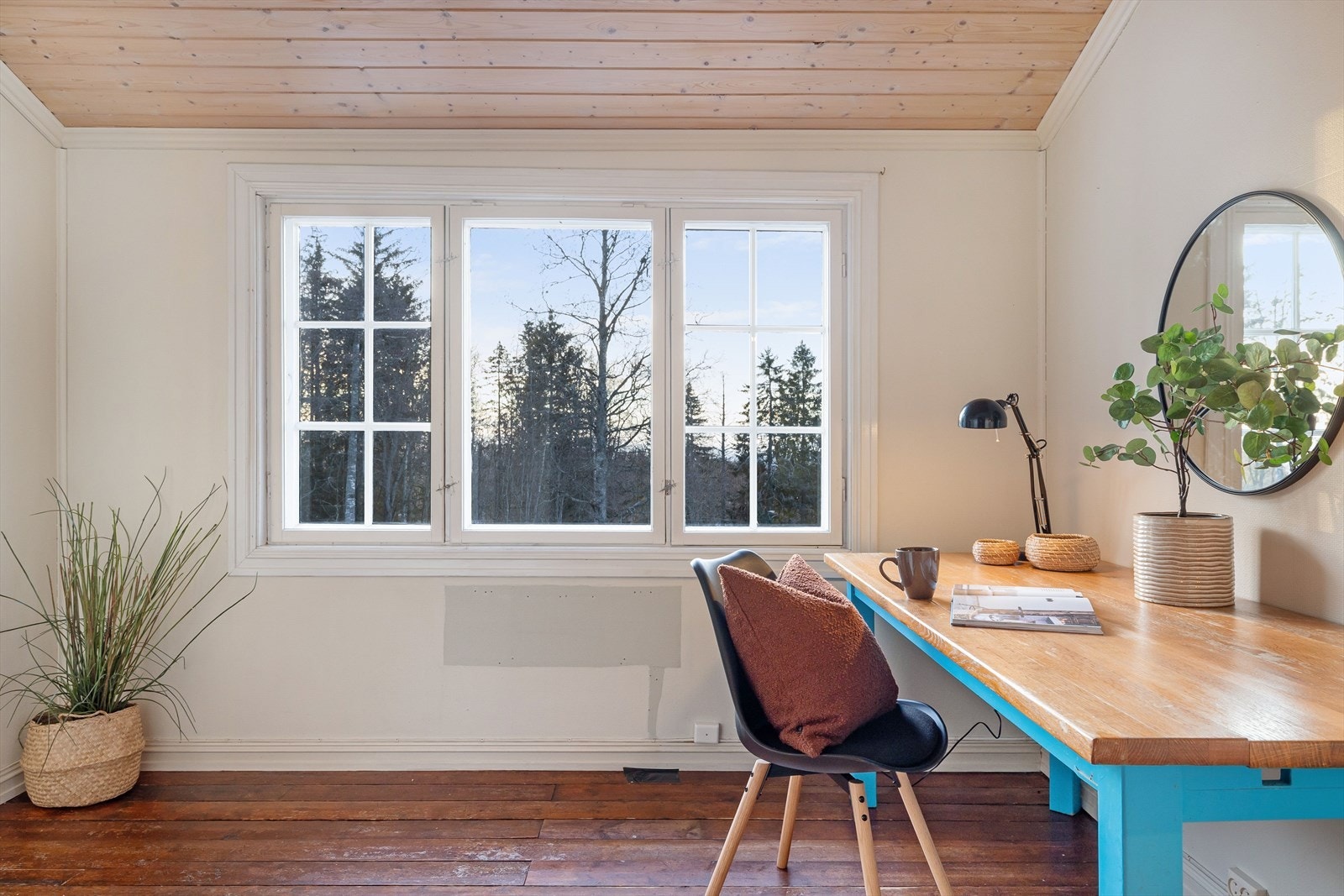 Lyst og koselig kontor med tregulv og lysmalte overflater. Galleribilde