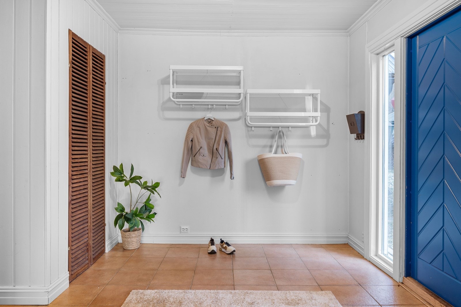 Når du entrer boligen kommer du inn i en lys, hyggelig og praktisk entré med flislagt gulv med gulvvarme. God oppbevaringsplass i innebygd garderobeskap, samt ytterligere plass til sko og oppheng. Galleribilde