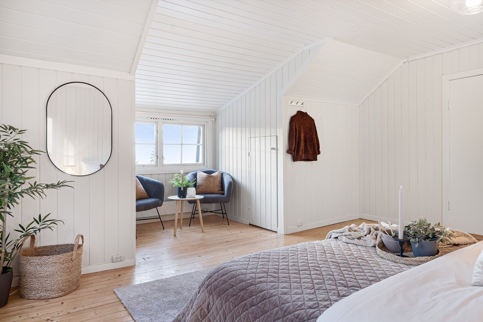 På soverommet er det en fin nisje med plass til sittegruppe. Her kan du også innredede en kontorplass hvor du kan nyte flott utsikt! Galleribilde