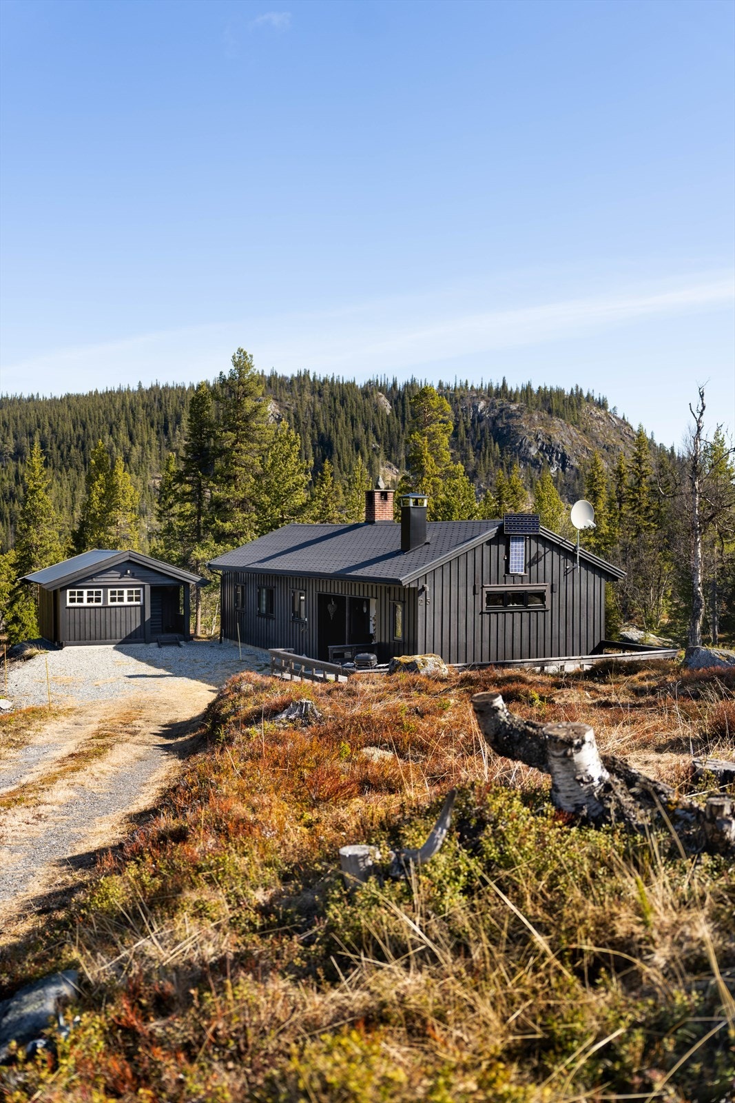 Her får du både strøm og vann (til vegg), dusjkabinett og vakumtoalett - i tillegg til vedfyring og god hyttefølelse. Galleribilde