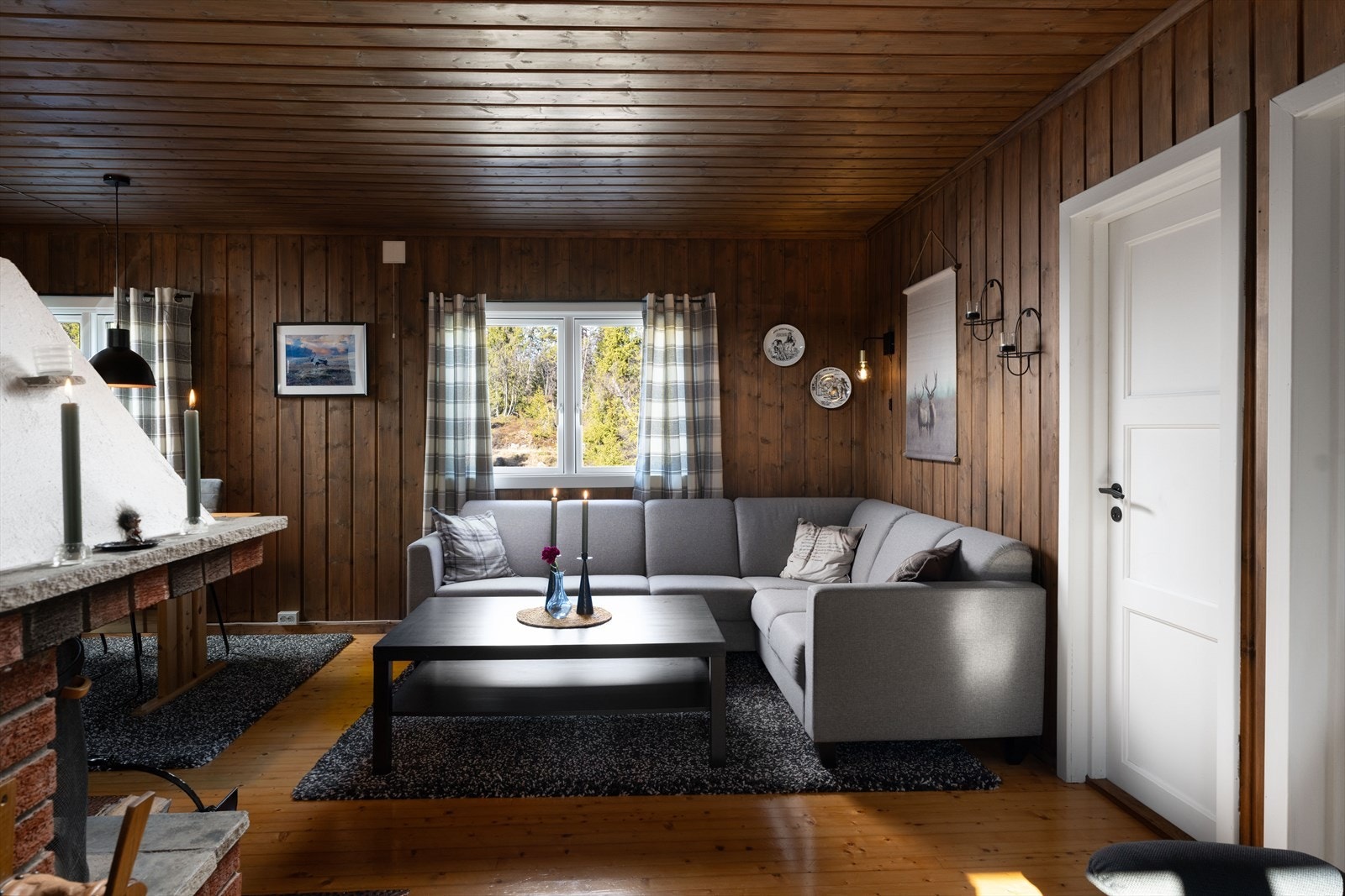 Tregulvet og de beisede, panelte overflatene gir den riktige gode hyttestemningen! Galleribilde