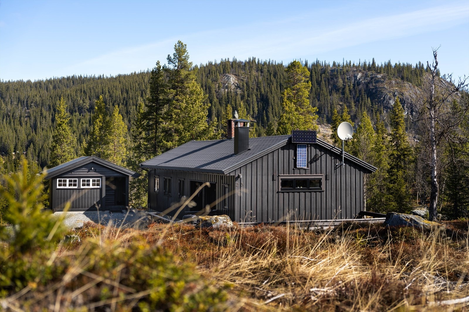 Sjarmerende hytte med moderne komfort, 4 soverom og anneks. Galleribilde