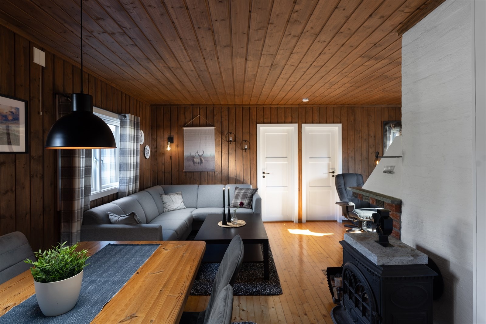 I stuen er det plass for flere soner, både sofagruppe, spisebord og tv-krok Galleribilde