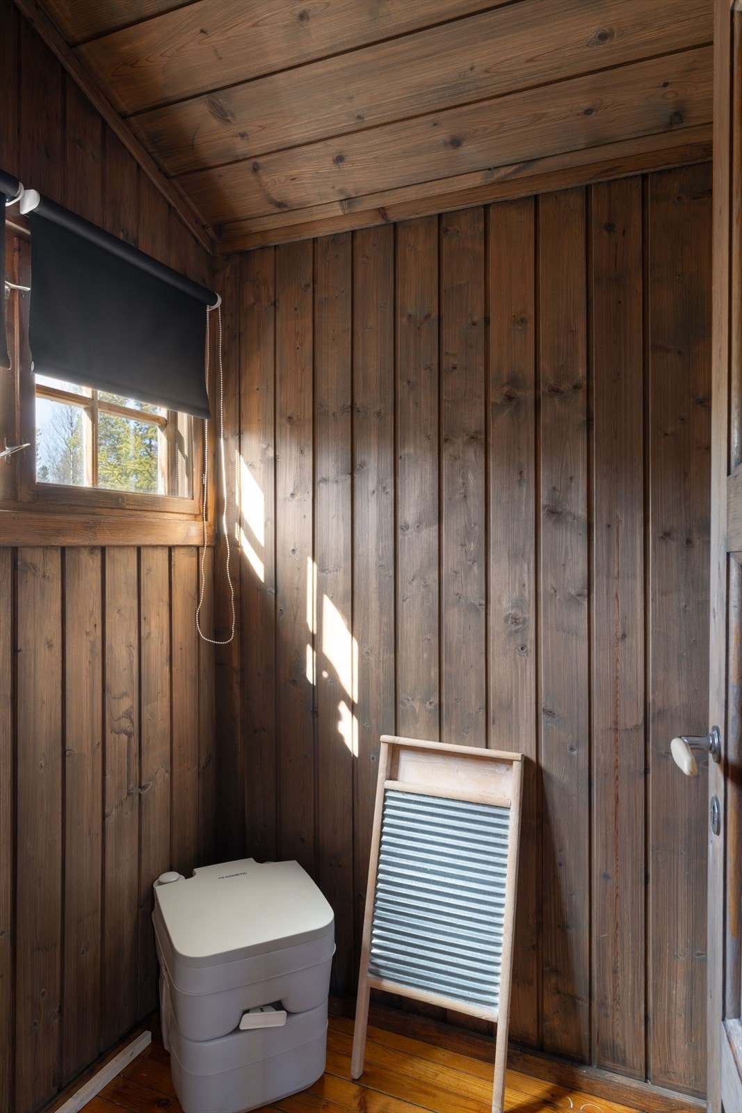 Toalettrom i uthus (i tillegg er det Jetstoalett i hytta) Galleribilde